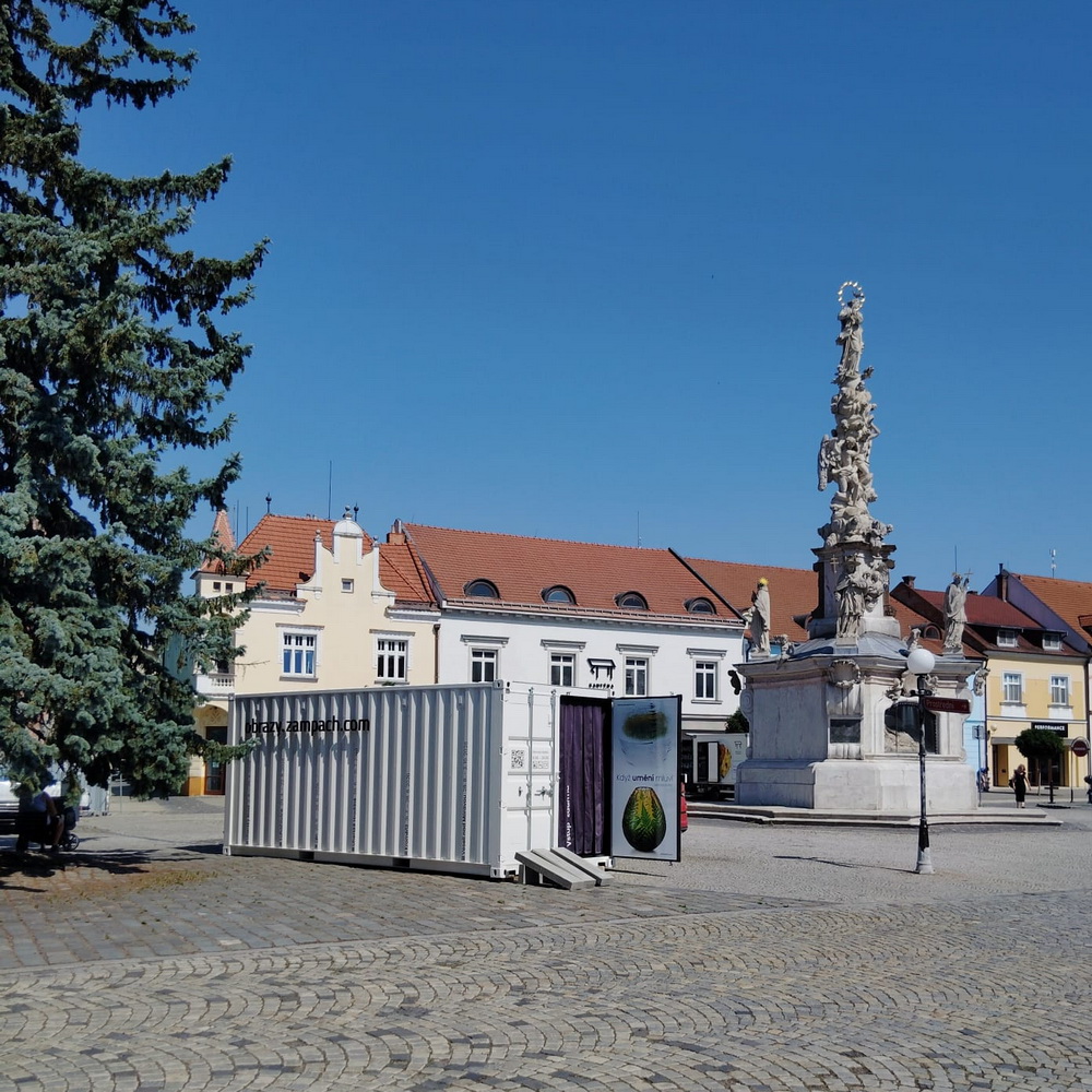 Dění