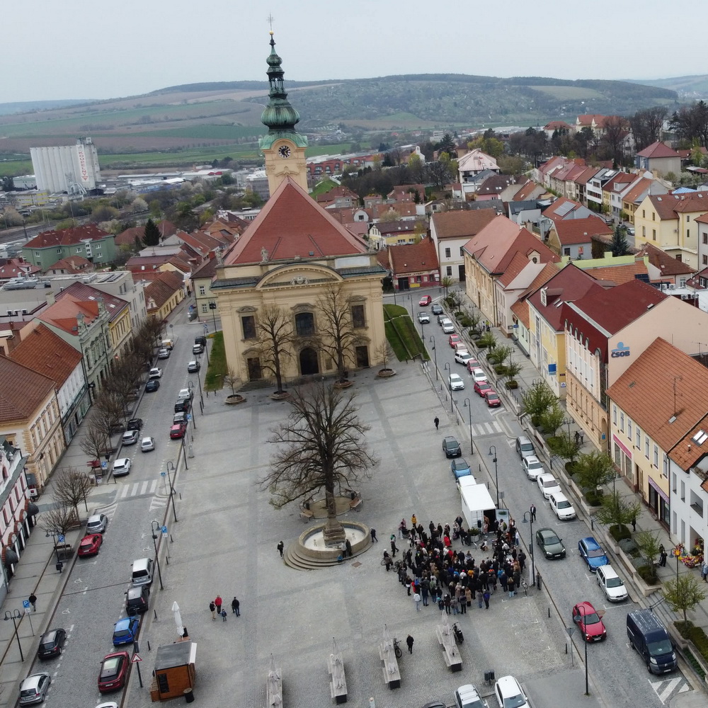 Dění